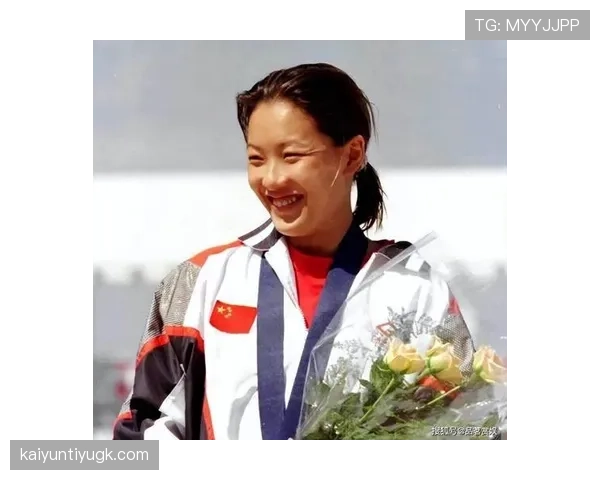 伏明霞今天街拍那只包也太扎眼了，冠军退役后的日子跟咱们差一个世界